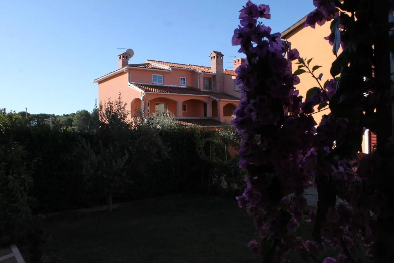 Apartments With A Parking Space Fazana - 7153 Croazia